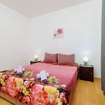 Apartman Lea *