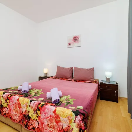 Apartman Lea *